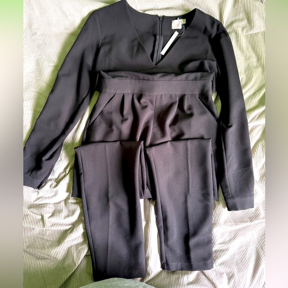 ASOS - Long Sleeve, Cinched Waist Jumpsuit with pockets in Black. NWT. SIZE US 4